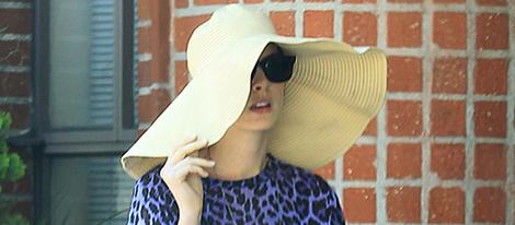 Anne Hathaway paseando antes de su boda con Adam Shulman