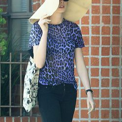 Anne Hathaway paseando antes de su boda con Adam Shulman