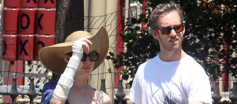 Anne Hathaway de paseo con su novio Adam Shulman