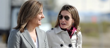 La Princesa Letizia conversa con Fátima Báñez antes de partir a Panamá