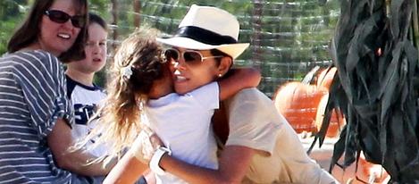 Halle Berry coge a su hija Nahla en brazos