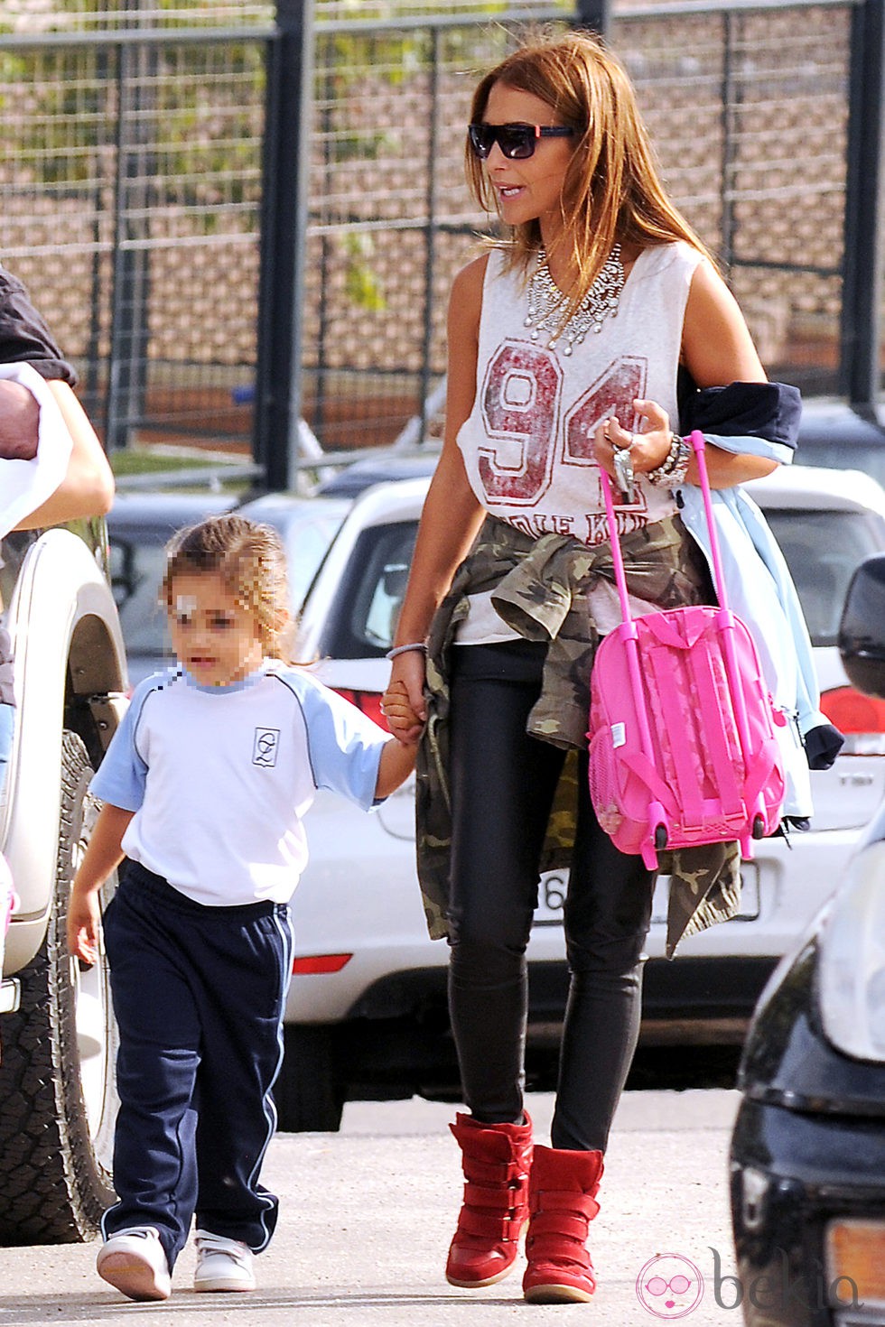 Paula Echevarría recogiendo a su hija Daniella del colegio