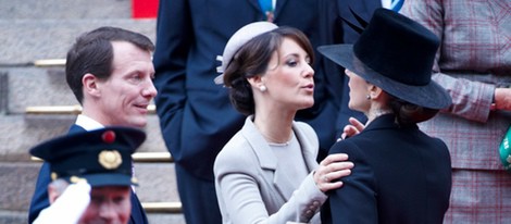 Las Princesas Mary y Marie de Dinamarca se saludan en apertura del Parlamento