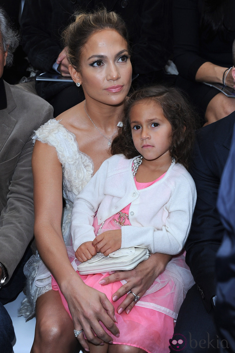 Jennifer Lopez con su hija Emme en la Semana de la Moda de París