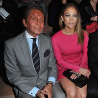 Valentino, Jennifer Lopez y Casper Smart en la Semana de la Moda de París