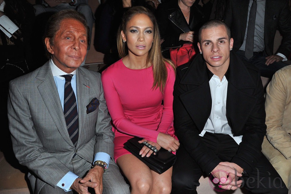 Valentino, Jennifer Lopez y Casper Smart en la Semana de la Moda de París