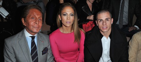 Valentino, Jennifer Lopez y Casper Smart en la Semana de la Moda de París