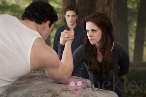 Kellan Lutz mide sus fuerzas con Kristen Stewart en 'Amanecer.Parte 2'