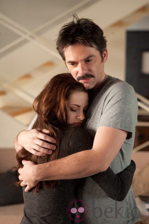 Kristen Stewart y su padre en la ficción en un fotograma de 'Amanecer.Parte 2'