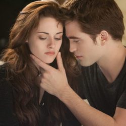 Romántica escena entre Kristen Stewart y Robert Pattinson en 'Amanecer.Parte 2'