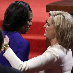 Michelle Obama y Ann Romney se saludan 