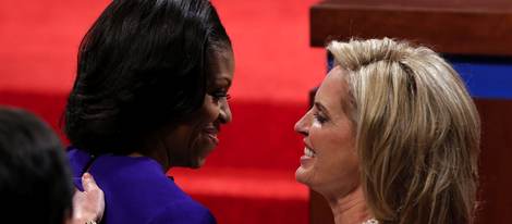 Michelle Obama y Ann Romney se saludan 