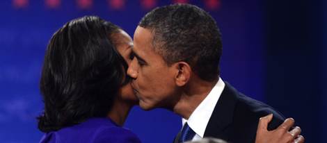 Barack da un beso a su mujer Michelle Obama