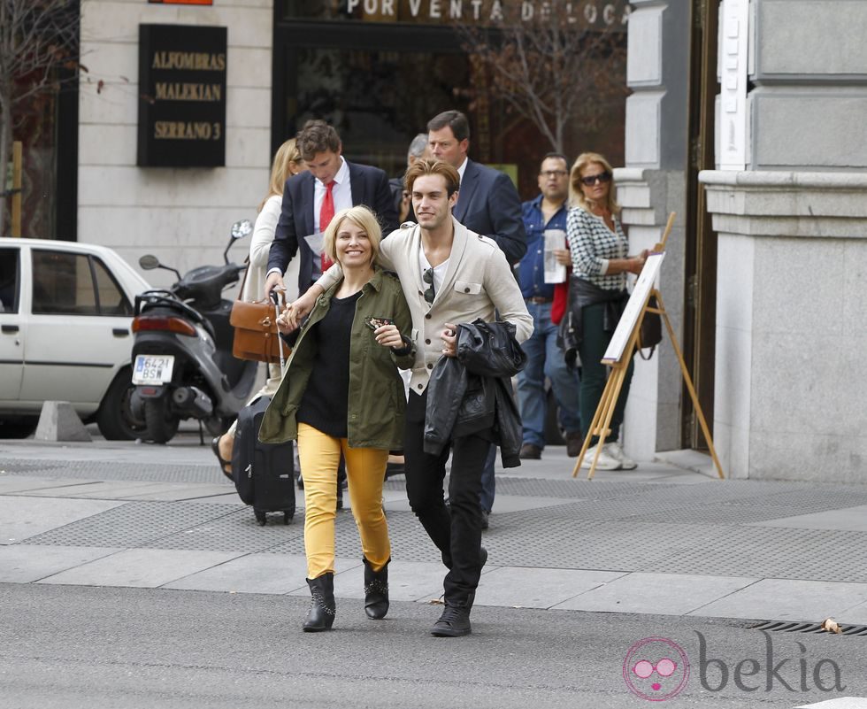 Soraya Arnelas y Miguel Herrera paseando por Madrid