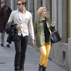 Soraya Arnelas y Miguel Herrera paseando cogidos de la mano por Madrid