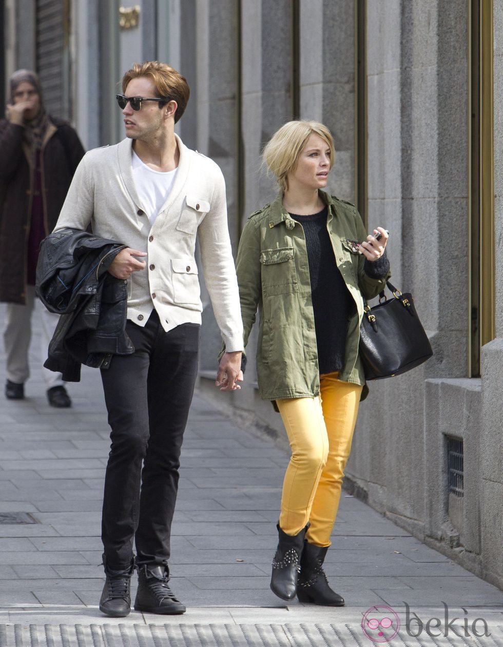 Soraya Arnelas y Miguel Herrera paseando cogidos de la mano por Madrid