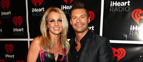 Britney Spears y Ryan Seacrest en el backstage