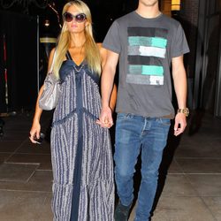 Paris Hilton y River Viiperi paseando por Los Ángeles