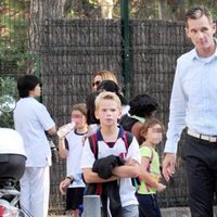 Iñaki Urdangarín con su hijo Miguel a la salida del colegio