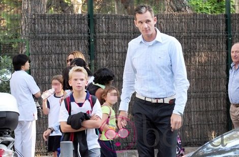 Iñaki Urdangarín con su hijo Miguel a la salida del colegio