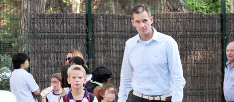 Iñaki Urdangarín con su hijo Miguel a la salida del colegio