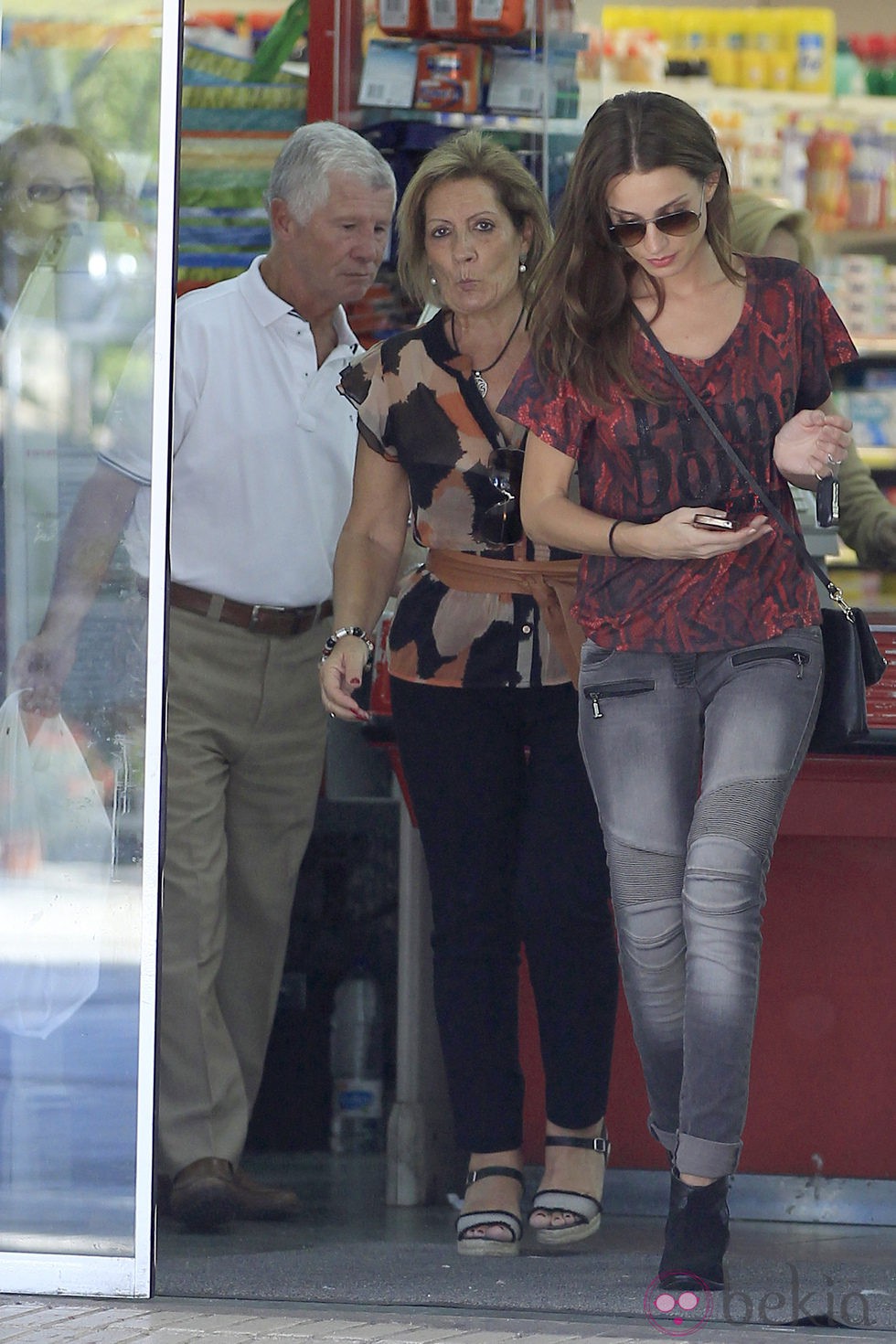 Raquel Jiménez con los padres de David Bisbal en un supermercado