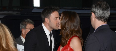 Jennifer Garner y Ben Affleck besándose en el estreno de 'Argo' en Los Ángeles