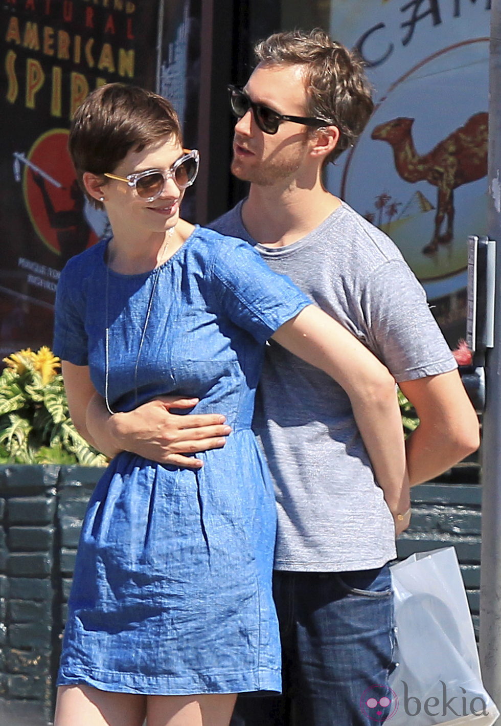 Anne Hathaway y Adam Shulman muy cariñosos