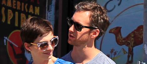 Anne Hathaway y Adam Shulman muy cariñosos