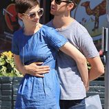 Anne Hathaway y Adam Shulman muy cariñosos