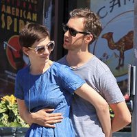 Anne Hathaway y Adam Shulman muy cariñosos