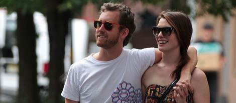 Anne Hathaway y Adam Shulman pasean agarrados