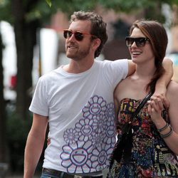 Anne Hathaway y Adam Shulman pasean agarrados