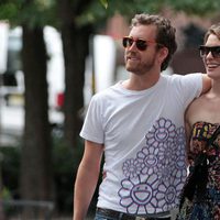 Anne Hathaway y Adam Shulman pasean agarrados