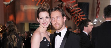 Anne Hathaway y Adam Shulman en el Museo Americano de Historia Natural