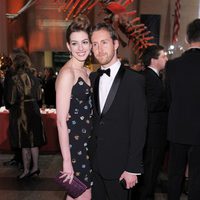 Anne Hathaway y Adam Shulman en el Museo Americano de Historia Natural