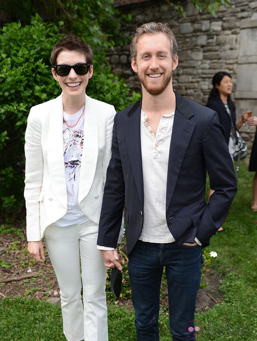 Anne Hathaway y Adam Shulman con una gran sonrisa