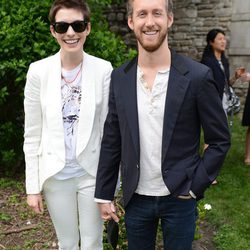 Anne Hathaway y Adam Shulman con una gran sonrisa