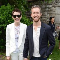 Anne Hathaway y Adam Shulman con una gran sonrisa