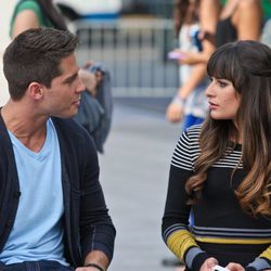 Dean Geyer y Lea Michele en el rodaje de 'Glee'