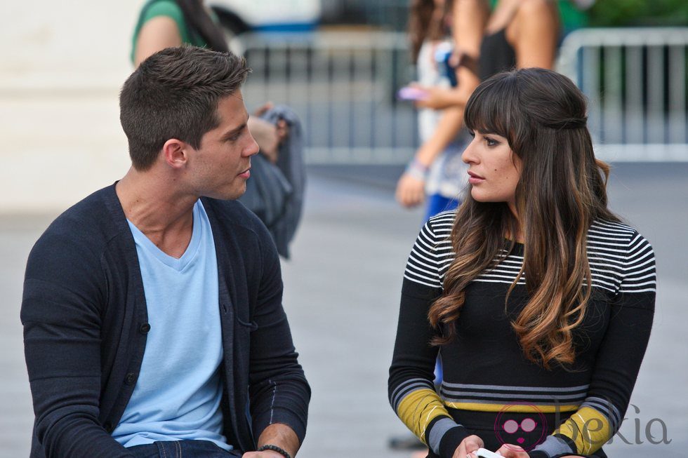 Dean Geyer y Lea Michele en el rodaje de 'Glee'