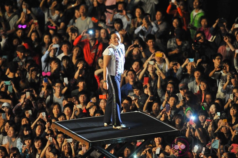 Psy durante su actuación en la Plaza de Seúl