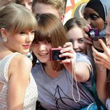 Taylor Swift haciéndose fotos con los fans en los Teen Awards 2012