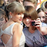 Taylor Swift haciéndose fotos con los fans en los Teen Awards 2012