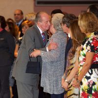 El Rey besa a la Infanta Pilar en el 20 aniversario del Museo Thyssen-Bornemisza