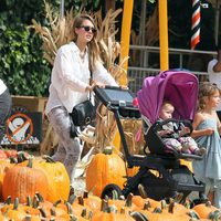 Jessica Alba en una plantación de calabazas con sus hijas