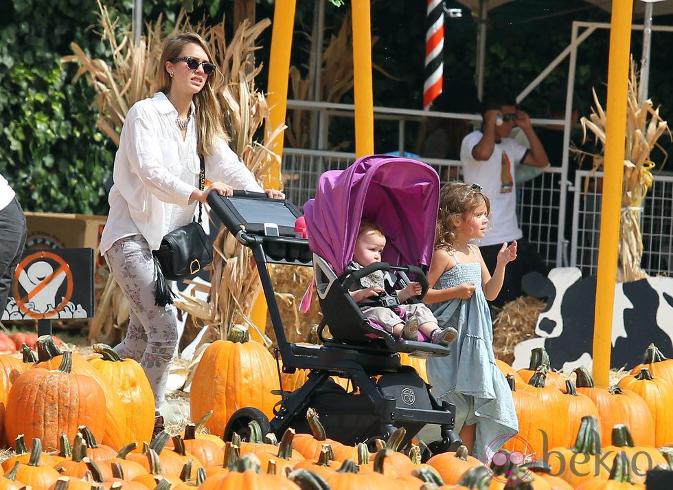 Jessica Alba en una plantación de calabazas con sus hijas