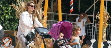 Jessica Alba en una plantación de calabazas con sus hijas