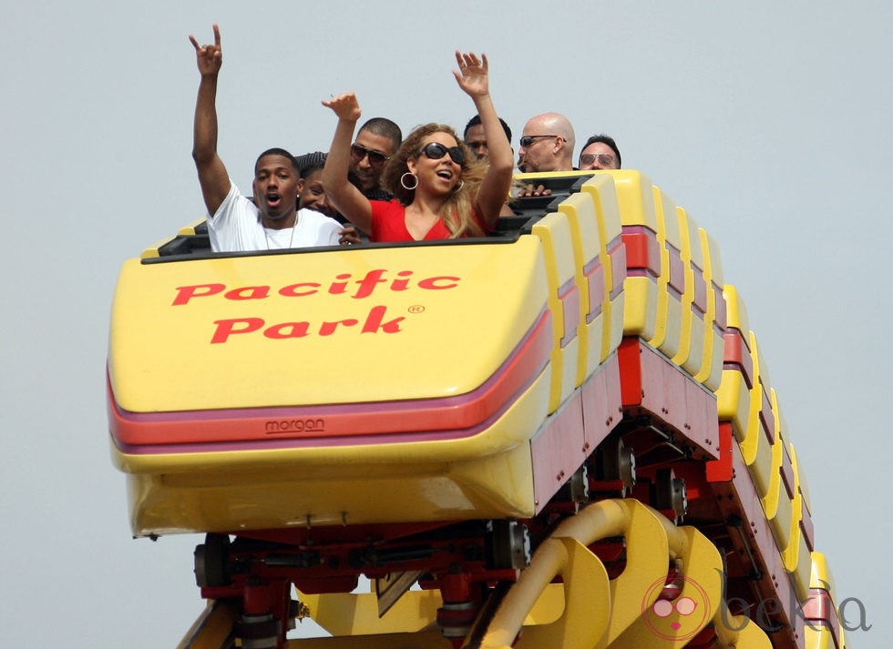 Mariah Carey y Nick Cannon disfrutando del parque de atracciones