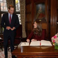 El Príncipe Guillermo y Kate Middleton ríen divertidos en un acto oficial en Londres